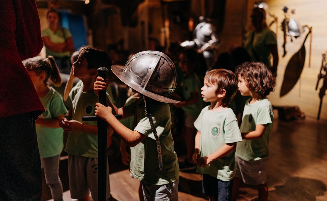 Día mundial de la infancia: Niños participando en una actividad interactiva con elementos históricos en el World of Discoveries