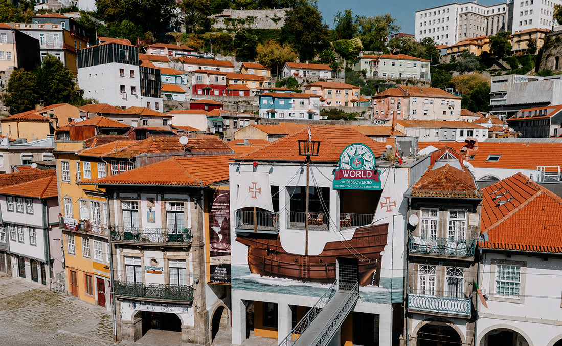 Fachada del World of Discoveries en Miragaia rodeada de casas tradicionales de Oporto